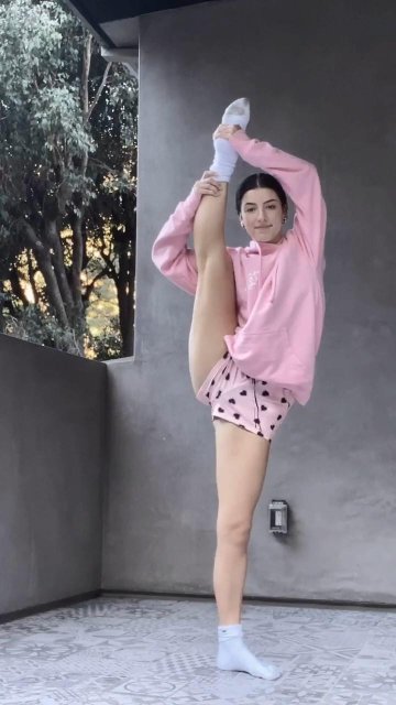 Charli D’Amelio Ballet Stretching Dance Video Leaked