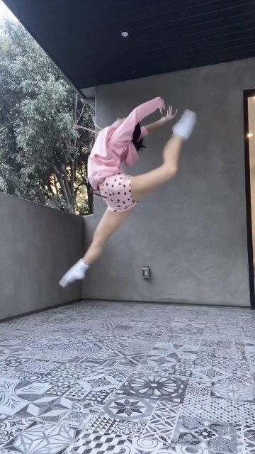 Charli D’Amelio Ballet Stretching Dance Video Leaked - #7