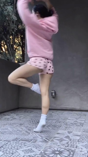 Charli D’Amelio Ballet Stretching Dance Video Leaked - #4