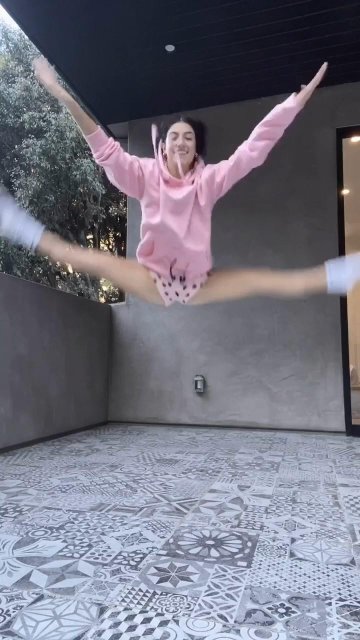 Charli D’Amelio Ballet Stretching Dance Video Leaked - #8