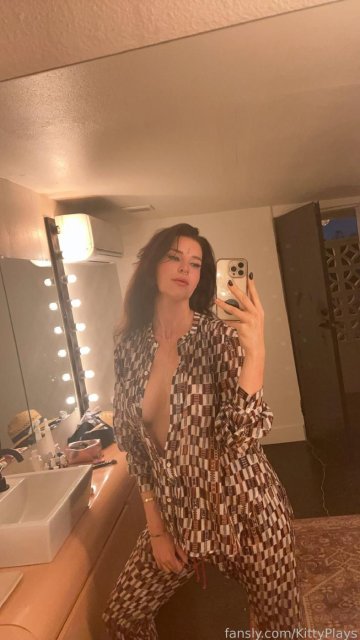 KittyPlays Sexy Cleavage Mirror Selfies Fansly Set Leaked - #8
