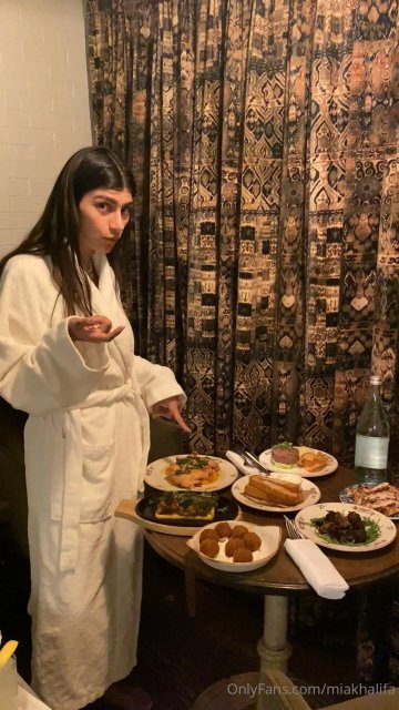 Mia Khalifa Nude Dinner OnlyFans Livestream Leaked - #10