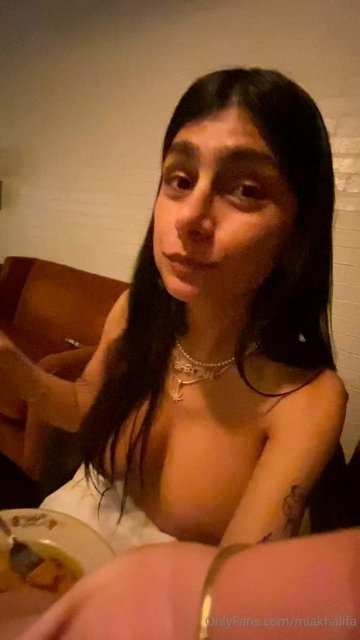 Mia Khalifa Nude Dinner OnlyFans Livestream Leaked - #6