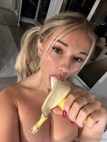 Breckie Hill Topless Banana Blowjob Tease OnlyFans Set Leaked - #4
